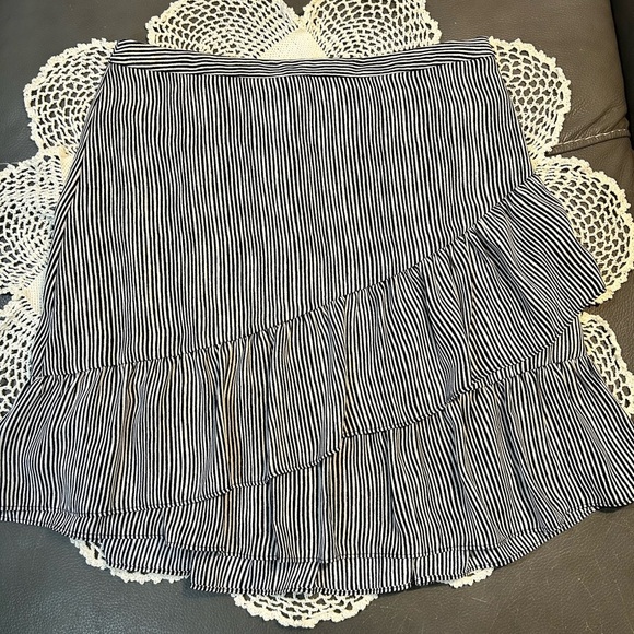 Banana Republic Dresses & Skirts - Banana Republic navy/white striped fit and flare ruffled skirt. Size 4 EUC